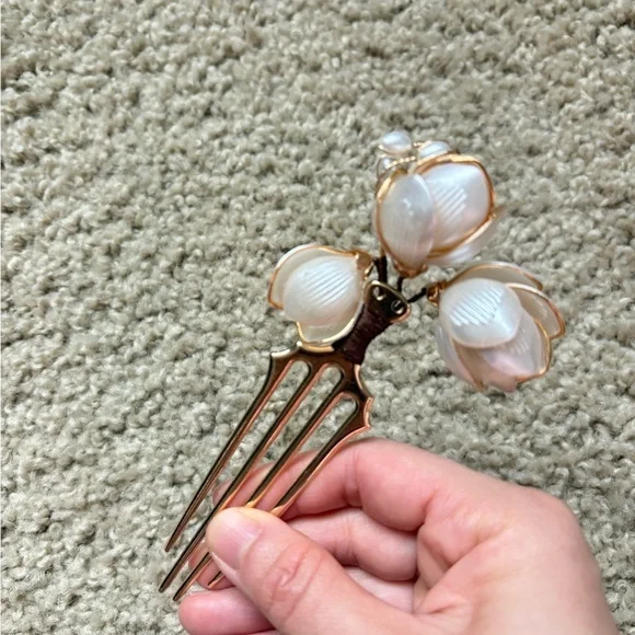 Elegant Gold Magnolia Hair Comb with Faux Pearls – Vintage Style Floral Hairpin - Picture 6 of 6